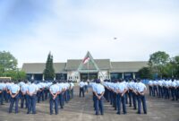 Danlanud Sultan Hasanuddin, Marsma TNI Bonang Bayuaji G, S.E., M.M., CHRMP., saat memberikan pengarahan di hadapan ribuan prajuritnya