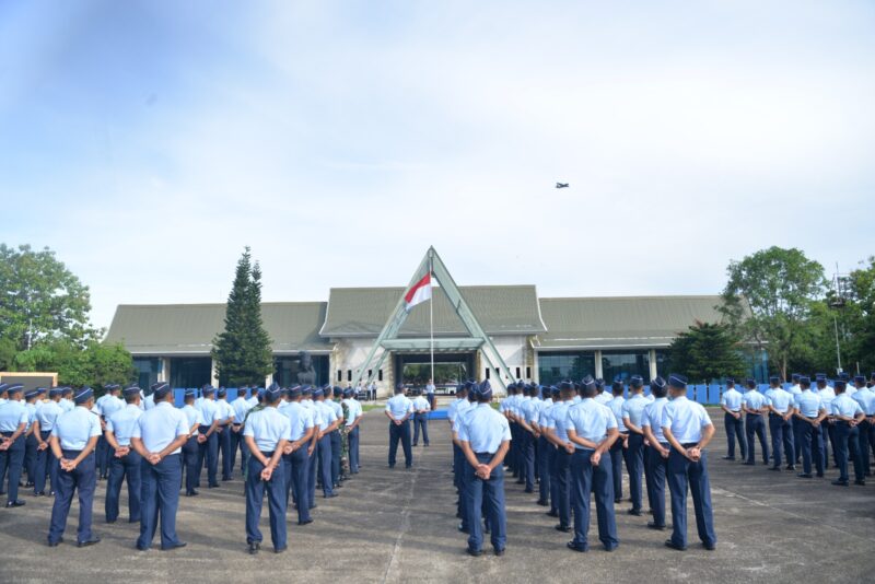 Danlanud Sultan Hasanuddin, Marsma TNI Bonang Bayuaji G, S.E., M.M., CHRMP., saat memberikan pengarahan di hadapan ribuan prajuritnya