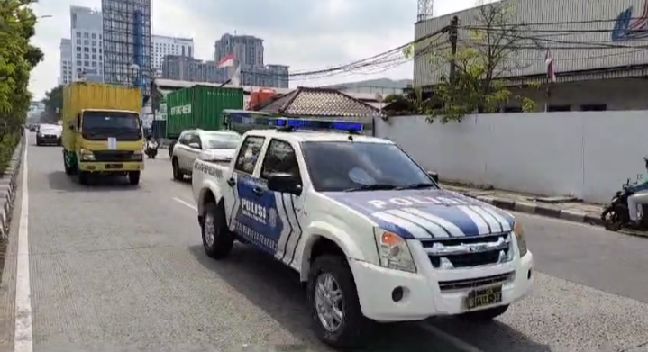 Polres Pelabuhan Tanjung Priok melaksanakan kegiatan pengamanan dan pengawalan pendistribusian logistik Pilkada 2024