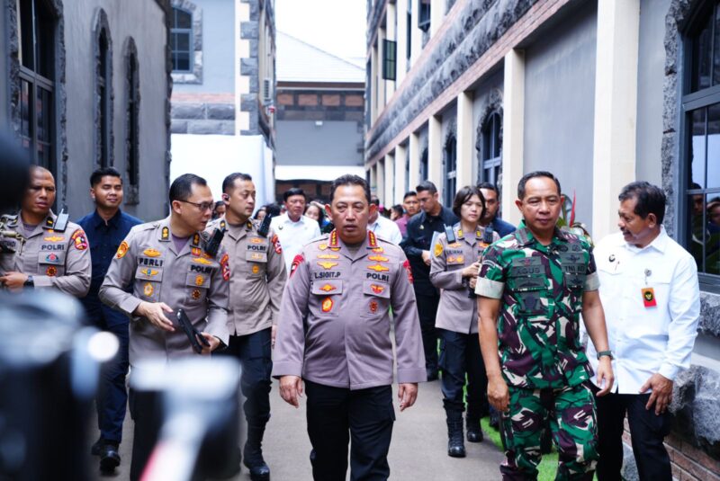 Panglima TNI Jenderal TNI Agus Subiyanto mendampingi Menteri Koordinator Bidang Politik dan Keamanan Republik Indonesia (Menkopolkam RI)