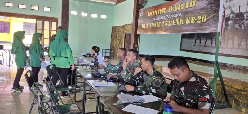Prajurit dan Persit Kodim 1710/Mimika melaksanakan donor darah, Kamis (28/11/2024)