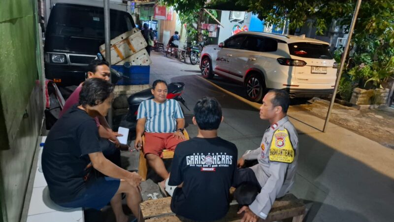 Bhabinkamtibmas Kawasan Muara Angke, Aiptu Setiyono menyampaikan imbauan kepada masyarakat