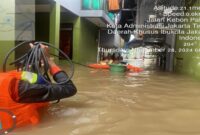 Tim SAR Satuan Brimob Polda Metro Jaya turun langsung membantu proses evakuasi sejak pagi hari