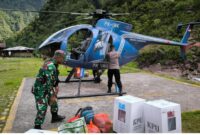 Babinsa jajaran Kodim 1710/Mimika kembali kawal logistik Pilkada dari wilayah pedalaman