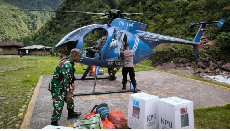 Babinsa jajaran Kodim 1710/Mimika kembali kawal logistik Pilkada dari wilayah pedalaman
