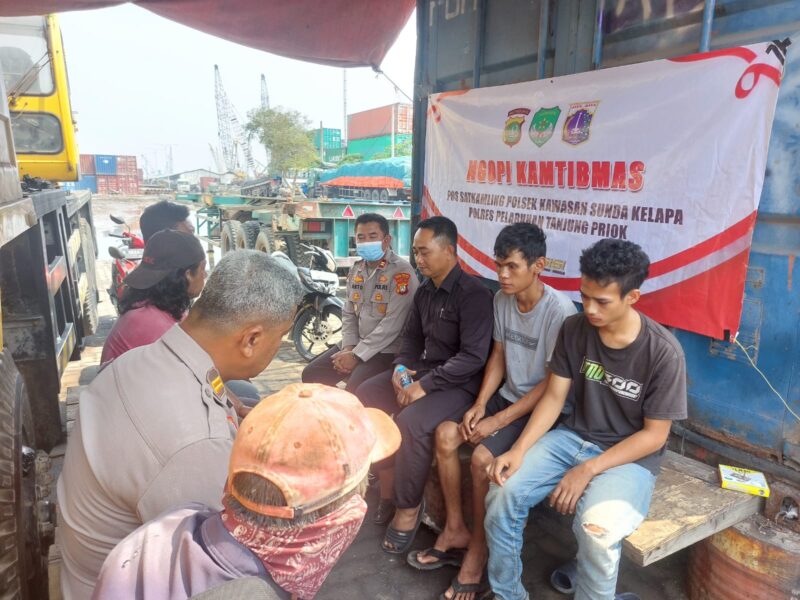 Kanit Binmas Polsek Kawasan Sunda Kelapa Iptu Aji Mulyanto, S.H., bersama Panit Binmas Iptu Mashudi menggelar Ngopi Kamtibmas