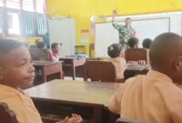 Babinsa Koramil 1710-02/Timika Serda Novian Namudat melalui Binternya membantu proses belajar mengajar dengan metode Gasing