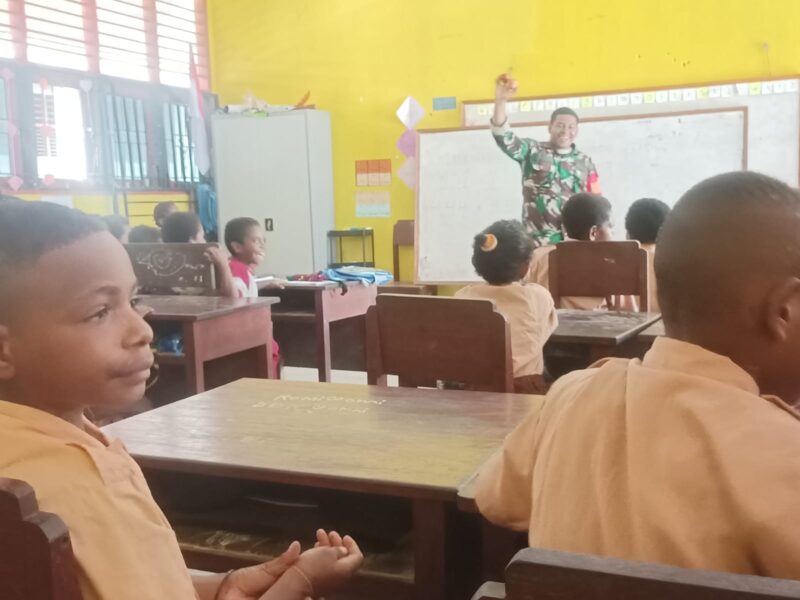 Babinsa Koramil 1710-02/Timika Serda Novian Namudat melalui Binternya membantu proses belajar mengajar dengan metode Gasing