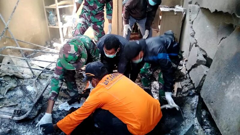 TNI bersama Polri dan Pihak terkait terus membantu Korban Erupsi Gunung Lewotobi Laki-laki yang berada di Kabupaten Flores Timur