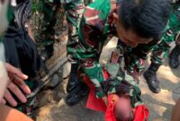 Anggota Divisi Infanteri 1 (Divif 1) Kostrad menemukan seorang bayi laki-laki di dalam plastik di sebuah selokan saat melaksanakan latihan