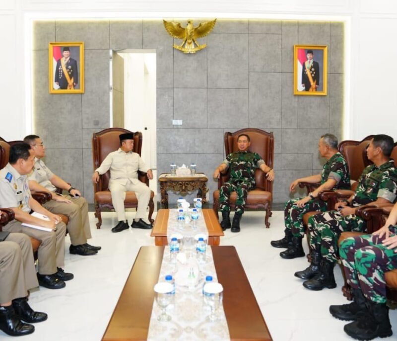 Panglima TNI Jenderal TNI Agus Subiyanto menerima kunjungan Menteri Agraria dan Tata Ruang/Kepala Badan Pertanahan Nasional (ATR/BPN) Nusron Wahid