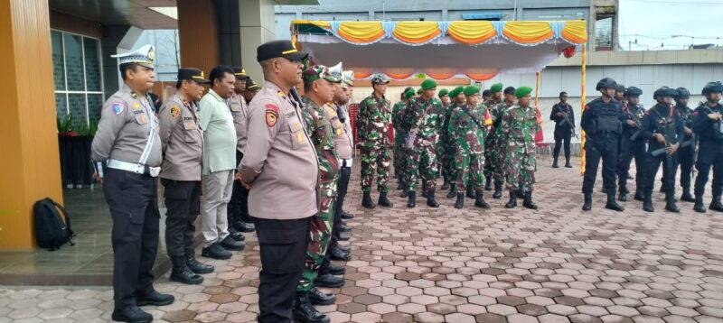 Personel Kodim 1710/Mimika dipimpin Pasiops Kodim (Kapten Inf Akhmad Zaini) BKO Polres Mimika melaksanakan pengamanan rapat pleno rekapitulasi hasil Pilkada 2024