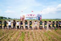 Panglima TNI Jenderal TNI Agus Subiyanto bersama Menteri Pertanian RI Andi Amran Sulaiman melaksanakan kunjungan kerja