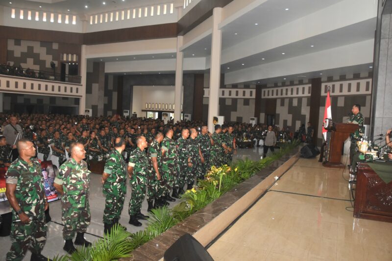 Panglima TNI Jenderal TNI Agus Subiyanto memberikan penghargaan dan motivasi kepada para Babinsa jajaran Kodam IV/Diponegoro