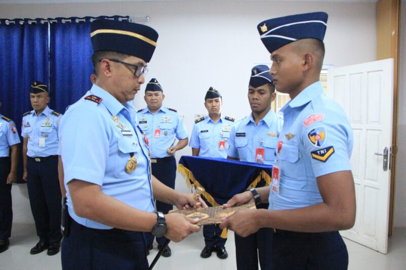 Danlanud Sultan Hasanuddin, Marsma TNI Bonang Bayuaji G, S.E., M.M., CHRMP., secara resmi menutup pendidikan Latihan Kerja