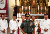 Panglima TNI Jenderal TNI Agus Subiyanto bersama Kapolri Jenderal Pol. Listyo Sigit Prabowo meninjau pelaksanaan Misa Malam Natal 2024