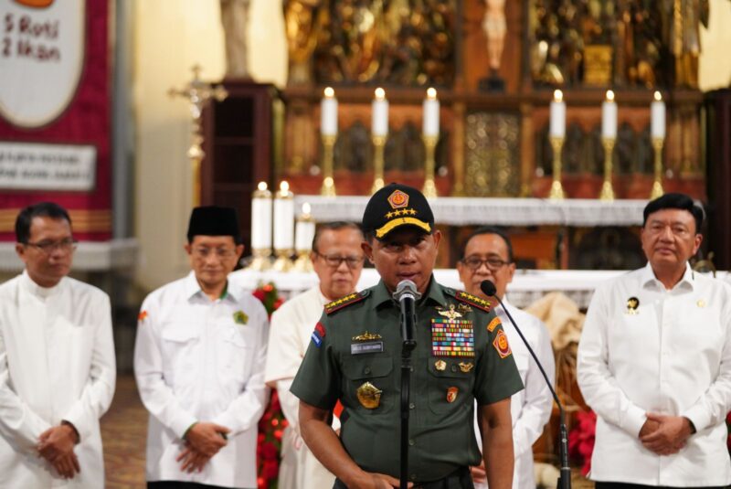 Panglima TNI Jenderal TNI Agus Subiyanto bersama Kapolri Jenderal Pol. Listyo Sigit Prabowo meninjau pelaksanaan Misa Malam Natal 2024