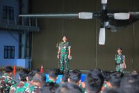 Danlanud Sultan Hasanuddin, Marsma TNI Bonang Bayuaji G, S.E., M.M., CHRMP., saat memberikan pengarahan di hadapan seribu lebih prajuritnya