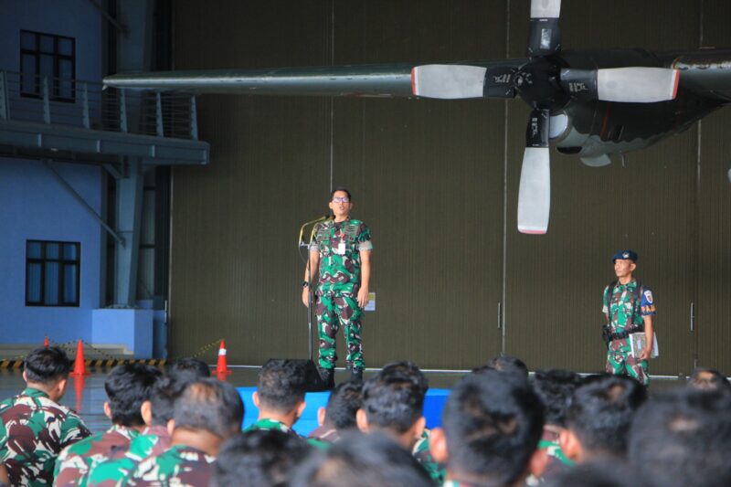 Danlanud Sultan Hasanuddin, Marsma TNI Bonang Bayuaji G, S.E., M.M., CHRMP., saat memberikan pengarahan di hadapan seribu lebih prajuritnya
