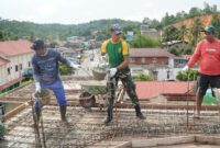 Satgas Pamtas Yonarmed 11 Kostrad, melalui Pos Komando Taktis bersama masyarakat sekitar melaksanakan kegiatan karya bakti