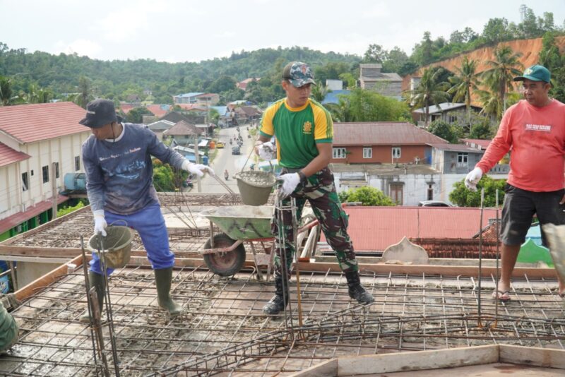 Satgas Pamtas Yonarmed 11 Kostrad, melalui Pos Komando Taktis bersama masyarakat sekitar melaksanakan kegiatan karya bakti