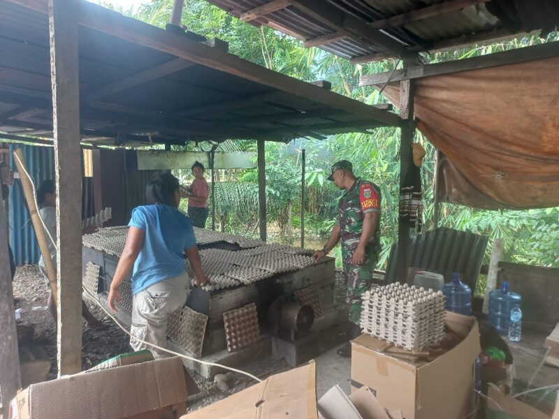 Babinsa Koramil 02/Timika Kodim 1710/Mimika, Sertu Elisa Serusiay melaksanakan Komunikasi Sosial (Komsos) dengan warga binaan