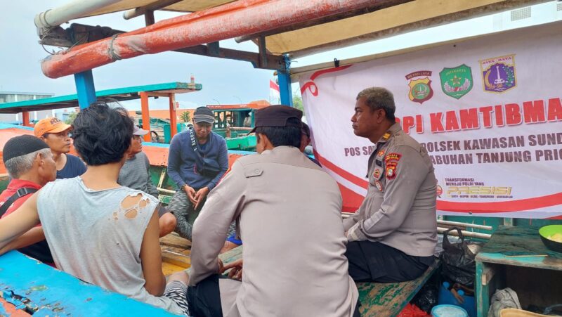 Polsek Kawasan Sunda Kelapa Polres Pelabuhan Tanjung Priok melaksanakan kegiatan Ngopi Kamtibmas bersama para nelayan