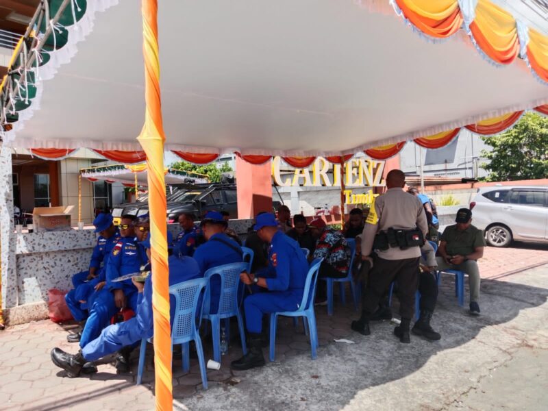 Babinsa jajaran Kodim 1710/Mimika bersama Polres Mimika melaksanakan pengamanan rapat pleno