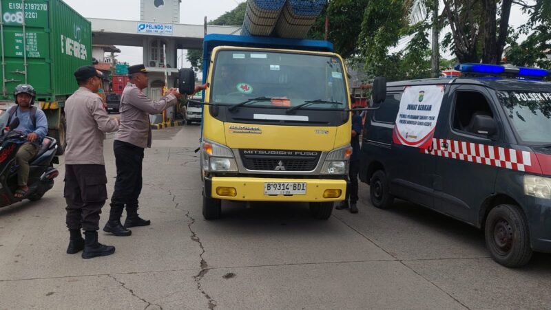Kanit Binmas Polsek Kawasan Sunda Kelapa Iptu Aji Mulyanyo, S.H., didampingi Panit Binmas Iptu Mashudi, S.H., dan Bhabinkamtibmas Bripka Amin Tapis, menggelar Jumat Berkah