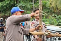 Ditpolairud Polda Jawa Barat dan Satpolairud Polres Sukabumi bangun jembatan darurat untuk warga Pelabuhan Ratu