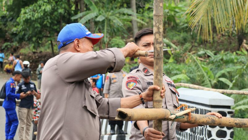 Ditpolairud Polda Jawa Barat dan Satpolairud Polres Sukabumi bangun jembatan darurat untuk warga Pelabuhan Ratu