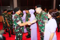 Panglima TNI Jenderal TNI Agus Subiyanto menerima Laporan Korps Kenaikan pangkat 16 Perwira Tinggi (Pati) TNI, bertempat di Aula Gatot Subroto Mabes TNI