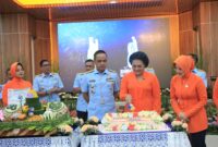 Danlanud Sultan Hasanuddin, Marsma TNI Bonang Bayuaji G, S.E., M.M., CHRMP., didampingi Ketua PIA Ardhya Garini Cabang 7/D.II Lanud Sultan Hasanuddin