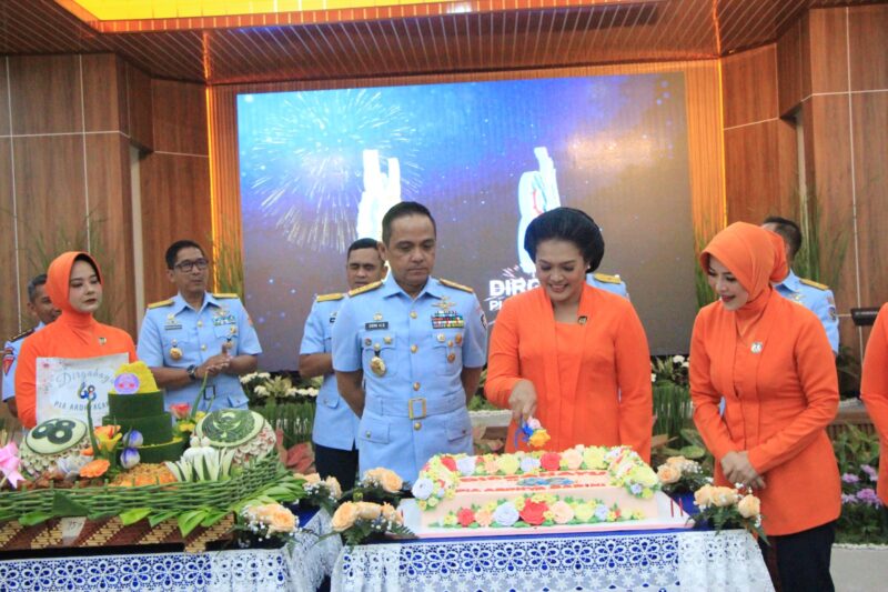 Danlanud Sultan Hasanuddin, Marsma TNI Bonang Bayuaji G, S.E., M.M., CHRMP., didampingi Ketua PIA Ardhya Garini Cabang 7/D.II Lanud Sultan Hasanuddin