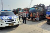 Kanit Gakkum Satlantas Iptu Asep, S.H., Aiptu Tarmuji, Bripka Taufik Personel Satlantas Polres Pelabuhan Tanjung Priok memberikan imbauan