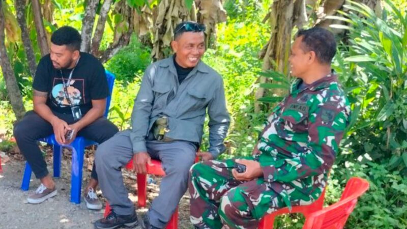 Danramil 1710-07/Mapurujaya Lettu Inf Ahmad Saleh bersama Babinsa melaksanakan kegiatan monitor wilayah dan Komsos