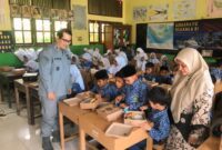 Kepala Bakamla RI Laksdya TNI Dr. Irvansyah, S.H., M.Tr.Opsla memimpin program makan siang bergizi terhadap 2.500 siswa Sekolah Dasar