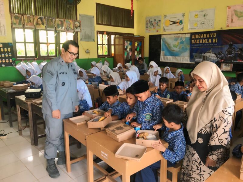 Kepala Bakamla RI Laksdya TNI Dr. Irvansyah, S.H., M.Tr.Opsla memimpin program makan siang bergizi terhadap 2.500 siswa Sekolah Dasar