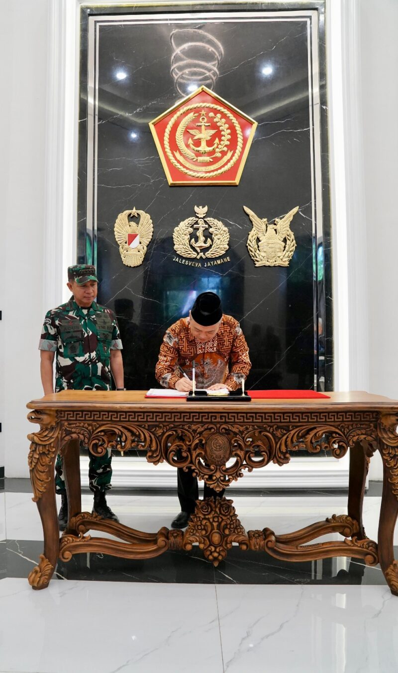Panglima TNI Jenderal TNI Agus Subiyanto menerima audiensi Menteri Perhubungan RI Dudy Purwagandhi