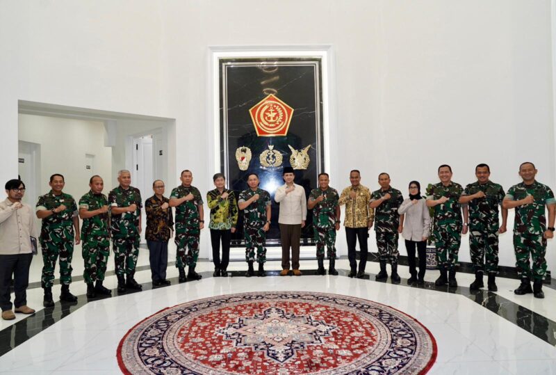 Panglima TNI Jenderal TNI Agus Subiyanto menerima audiensi Menteri Transmigrasi RI, Bapak Muhammad Iftitah Sulaiman Suryanagara