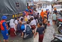 Bhabinkamtibmas Muara Angke Polsek Kawasan Sunda Kelapa Polres Pelabuhan Tanjung Priok dan Ditpolairud Polda Metro Jaya serta Badan Penanggulangan Bencana Daerah (BPBD) membantu anak-anak sekolah