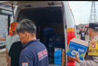 Aiptu Setiyono, selain menyalurkan bantuan makanan juga melaksanakan imbauan Kamtibmas kepada masyarakat Pelabuhan Muara Angke