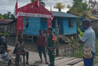 Babinsa Koramil 1710-01/Kokonao, Sertu Romanus melaksanakan Komsos di wilayah binaan untuk memberikan pesan-pesan keamanan