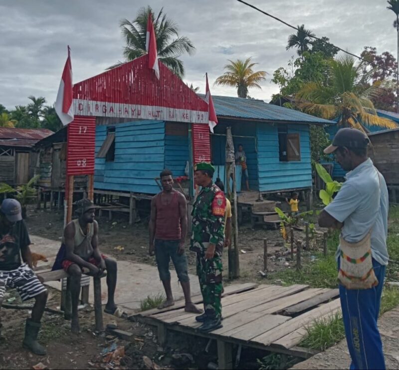 Babinsa Koramil 1710-01/Kokonao, Sertu Romanus melaksanakan Komsos di wilayah binaan untuk memberikan pesan-pesan keamanan