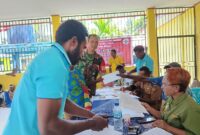 Babinsa Koramil 1710-07/Mapurujaya, Sertu Tangkas Budiono melakukan pendampingan penyerahan bantuan dana desa tahun 2024