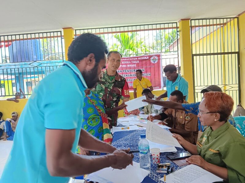 Babinsa Koramil 1710-07/Mapurujaya, Sertu Tangkas Budiono melakukan pendampingan penyerahan bantuan dana desa tahun 2024