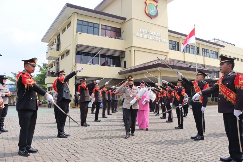 Polres Pelabuhan Tanjung Priok menggelar upacara Wisuda Purna Bakti sebagai bentuk penghargaan dan penghormatan kepada anggota Polri dan PNS