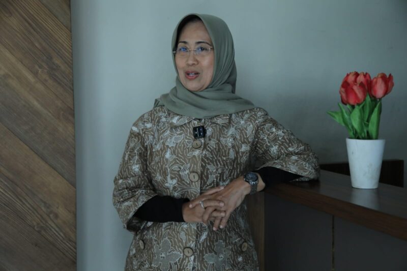 Ketua Dewan Pers, Ninik Rahayu, memberikan ucapan selamat kepada Kepolisian Negara Republik Indonesia (Polri) atas pencapaiannya sebagai lembaga publik yang informatif