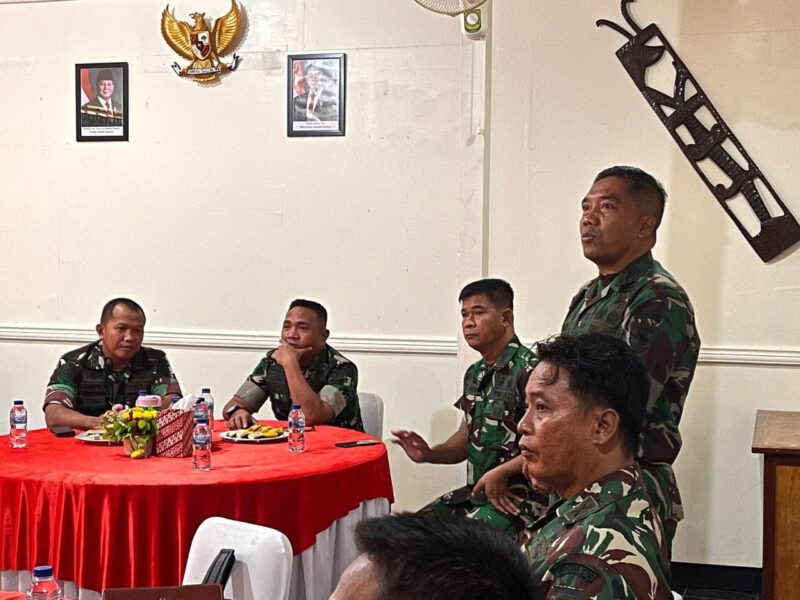 Komandan Kodim 1710/Mimika Letkol Inf M. Slamet Wijaya, S.Sos,.M. Han,.M.A. didampingi Kasdim dan Perwira Kodim menyambut kedatangan Tim Pengawas dan Evaluasi