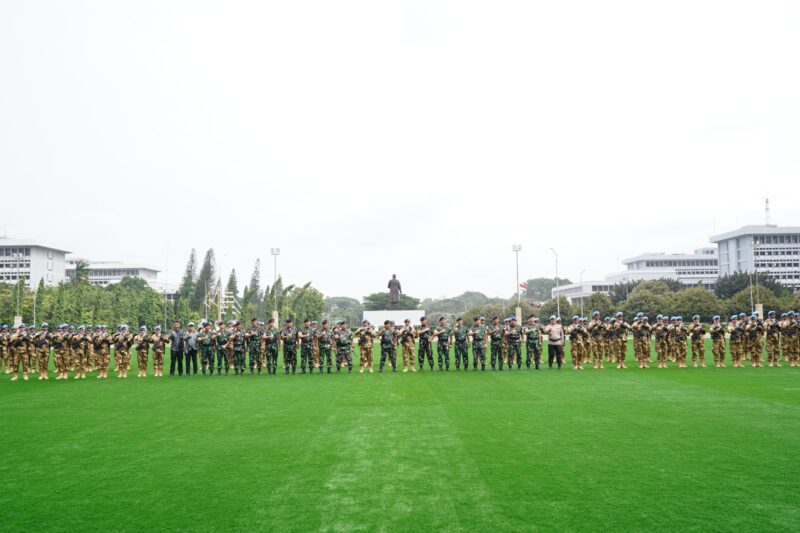 Inspektur Jenderal (Irjen) TNI Letjen TNI Muhammad Saleh Mustafa saat melepas seratus dua puluh personel Satgas Maritime Task Force (MTF) TNI